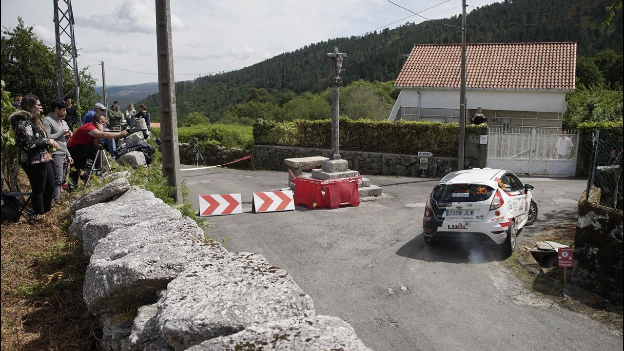 A todo gas en el pueblo de Barroso.La curva del Cruceiro fue un buen escenario para disfrutar del Rali de Ourense