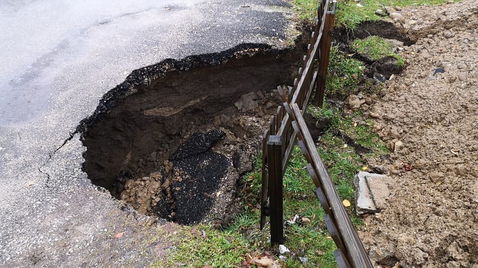 ASÍ HA CASTIGADO EL TEMPORAL A OURENSE.Elsa hundió un tramo de la OU-701 en Manzaneda
