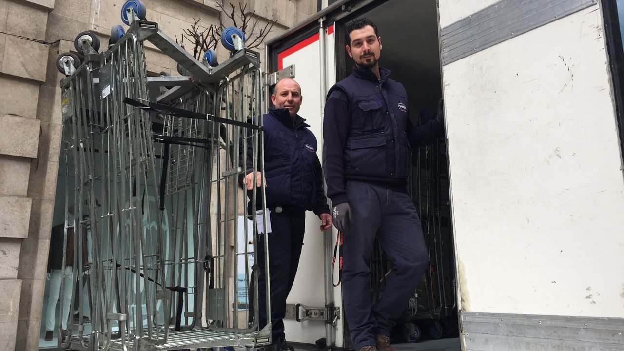 Reponedores de supermercado en la calle del Paseo de Ourense
