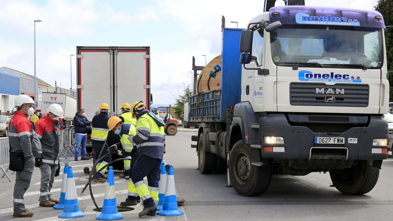 Trabajadores de Conelec restablecen el servicio eléctrico tras el incendio