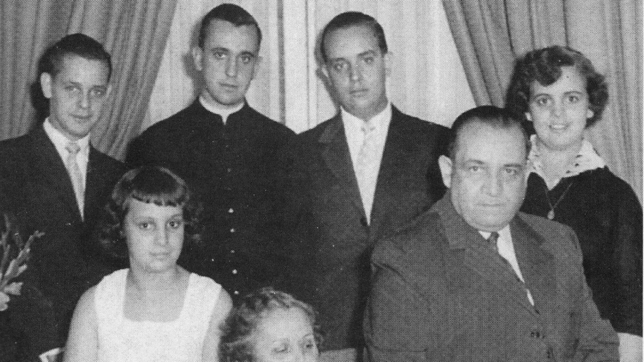 Bergoglio (1936-2025), vestido de negro, en una imagen familiar en su casa de Buenos Aires. Era el mayor de cinco hermanos. Fue hijo de dos inmigrantes italianos,�Regina Mar�a S�vori y�Mario Jos� Bergoglio.