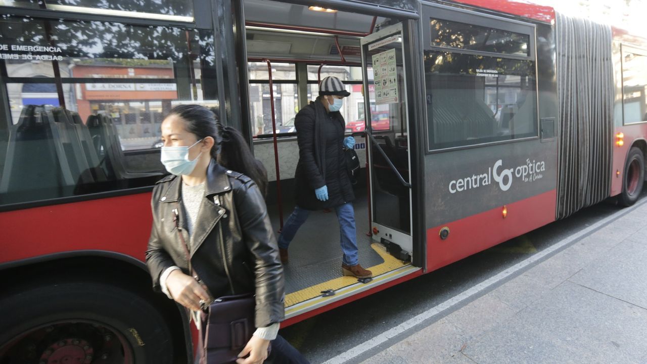 En A Coruña, como en otras ciudades, las Fuerzas y Cuerpos de seguridad estuvieron repartiendo mascarillas en el transporte público