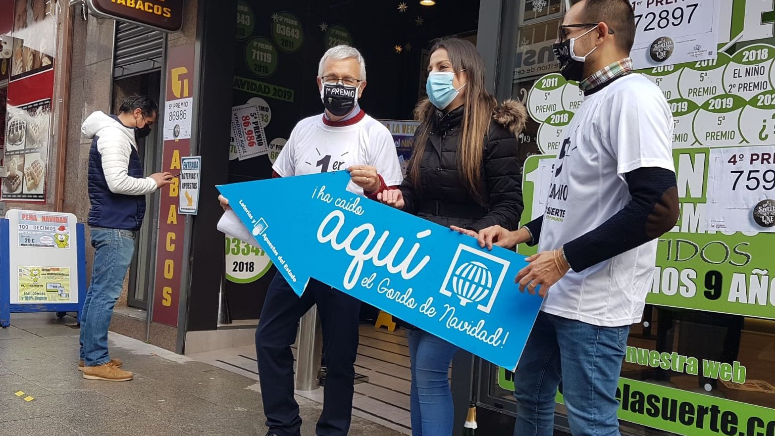 La alegría del lotero de O Porriño, que vendió parte del Gordo, de un cuarto premio y de un quinto. «Gracias a todos nuestros vecinos. Estos premios son más que nunca para ellos» dicen Andrés y Benjamin Martínez, padre e hijo al frente del X de la Suerte de O Porriño