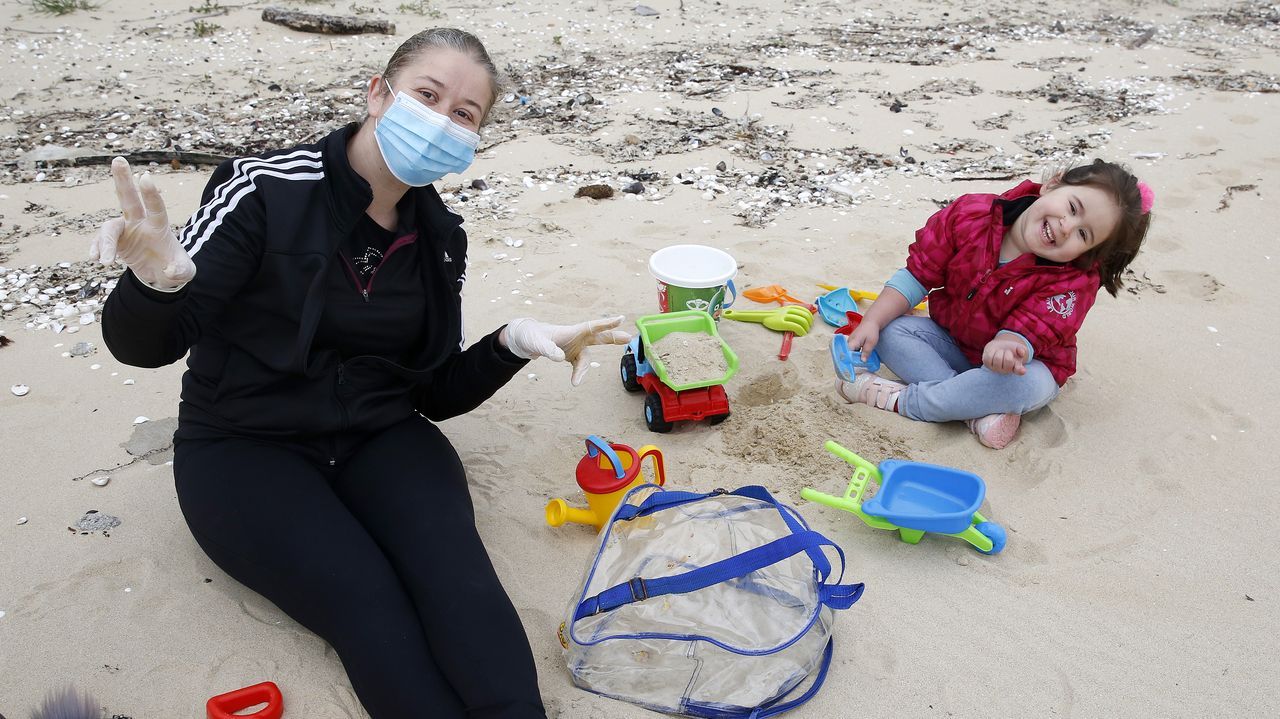 El primer paseo de los niños de Barbanza, en imágenes.Juegos con la arena en una playa pobrense