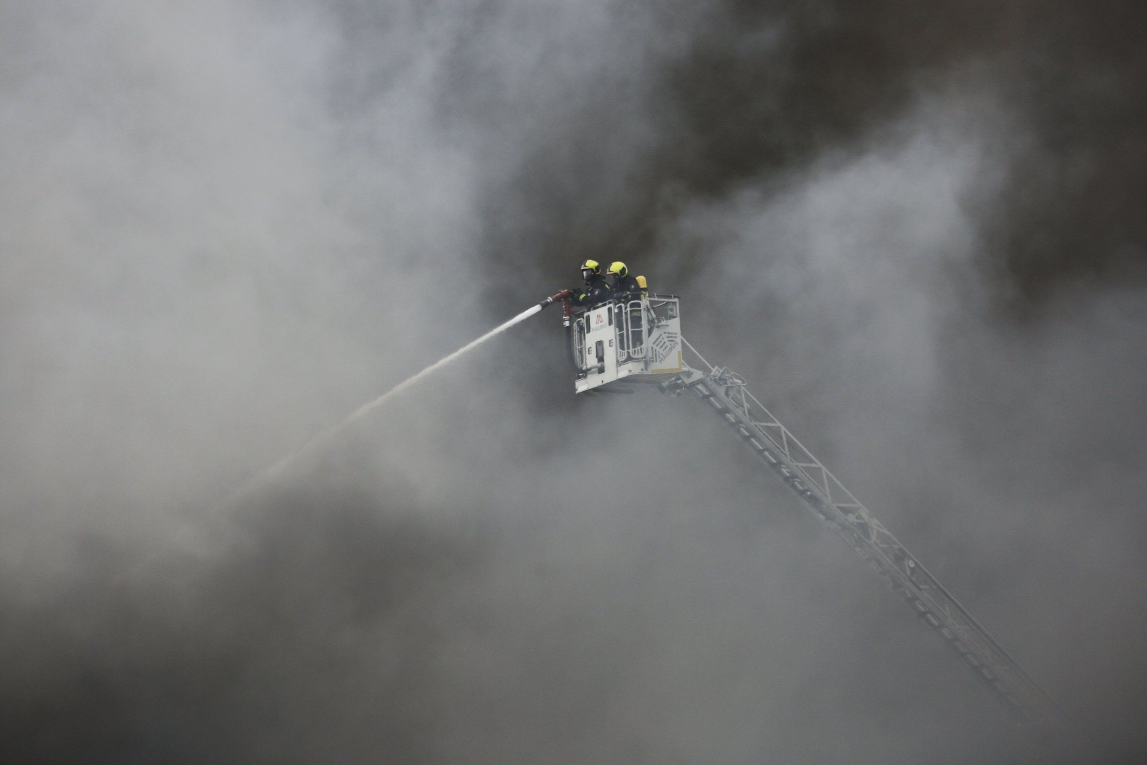 Un incendio declarado en la nave de Castro Parga afecta a otras naves prximas del polgono industrial de O Ceao, Lugo. En la imagen, los bomberos trabajan en la extincin del fuego en las naves de Recambios Frain. 11/04/2021