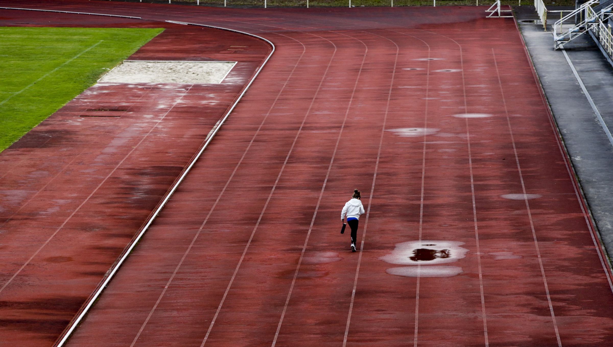 Apr�base a axuda para arranxar a pista de atletismo de Fontecarmoa. 21/01/2025