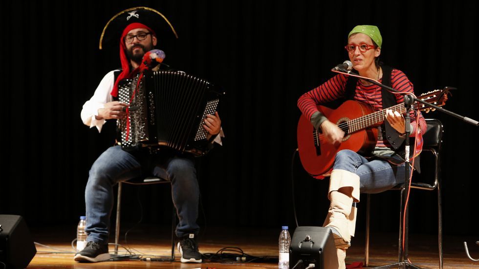 Mamá Cabra actuó para los alumnos para los alumnos del colegio de Baio