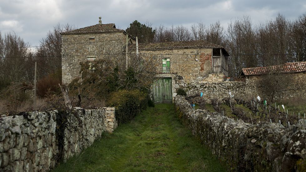 Fachada principal de la casa torre de Mouro