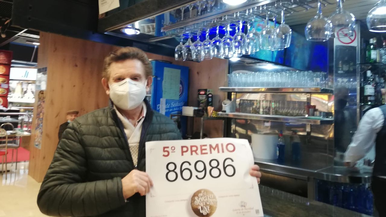 El 86986, un quinto premio, muy repartido por Galicia.Muy temprano, fueron los periodistas los que despertaron a Manolo Seoane, Mol, para darle la noticia de que en su despacho El rincón de la suerte de O Petón, ubicada en el Centro Comercial Cuatro Caminos, de A Coruña, se había vendido un quinto premio.