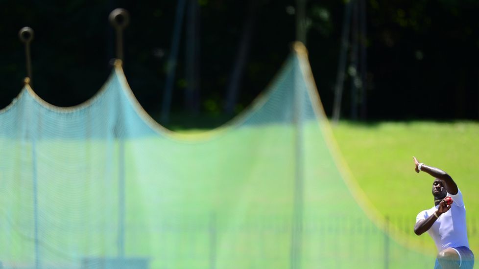 Un jugador de cricket lanza una bola durante un entrenamiento en Colombo.