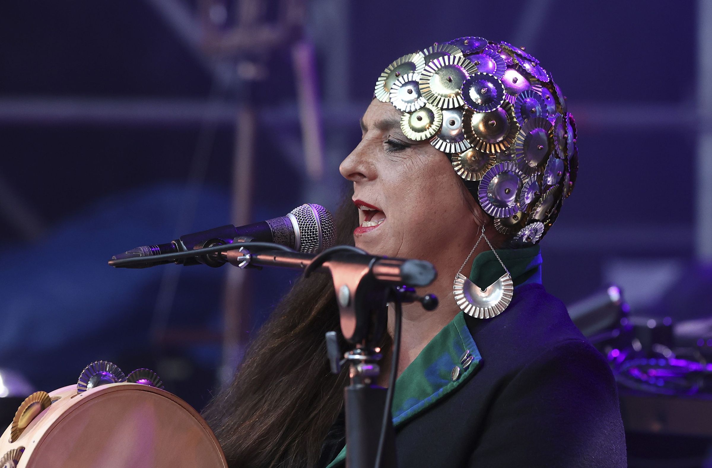 Felisa Segade, do grupo Tres Pesos, cun gorro, casco, feito con ferreas de pandeiretas no Trad Fest. 27/07/2025