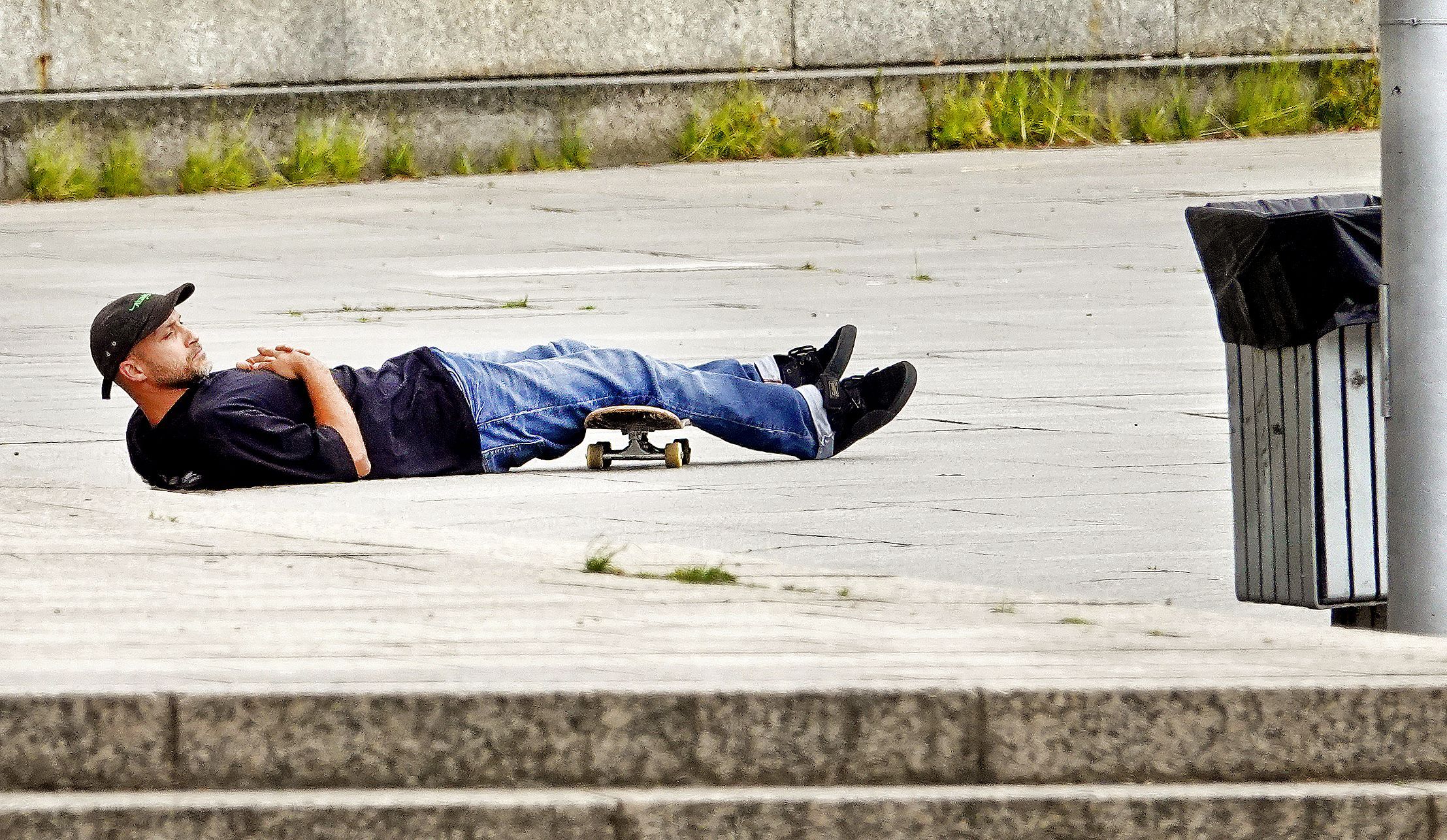 Skater descansando na praza Estrela de Vigo. 31/05/2023