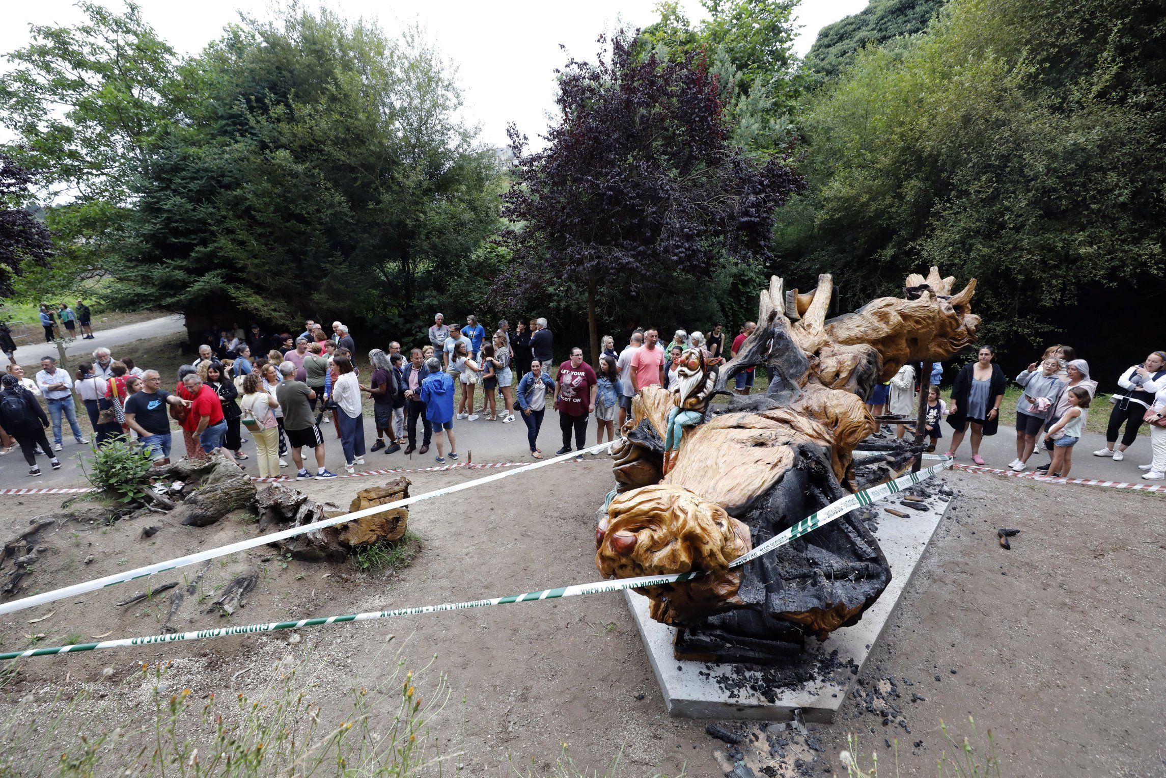 Vecios de Burela manifstanse en protesta pola queima de un banco feito a partir do cachopo dunha rbore derribada por un temporal. 26/07/2024