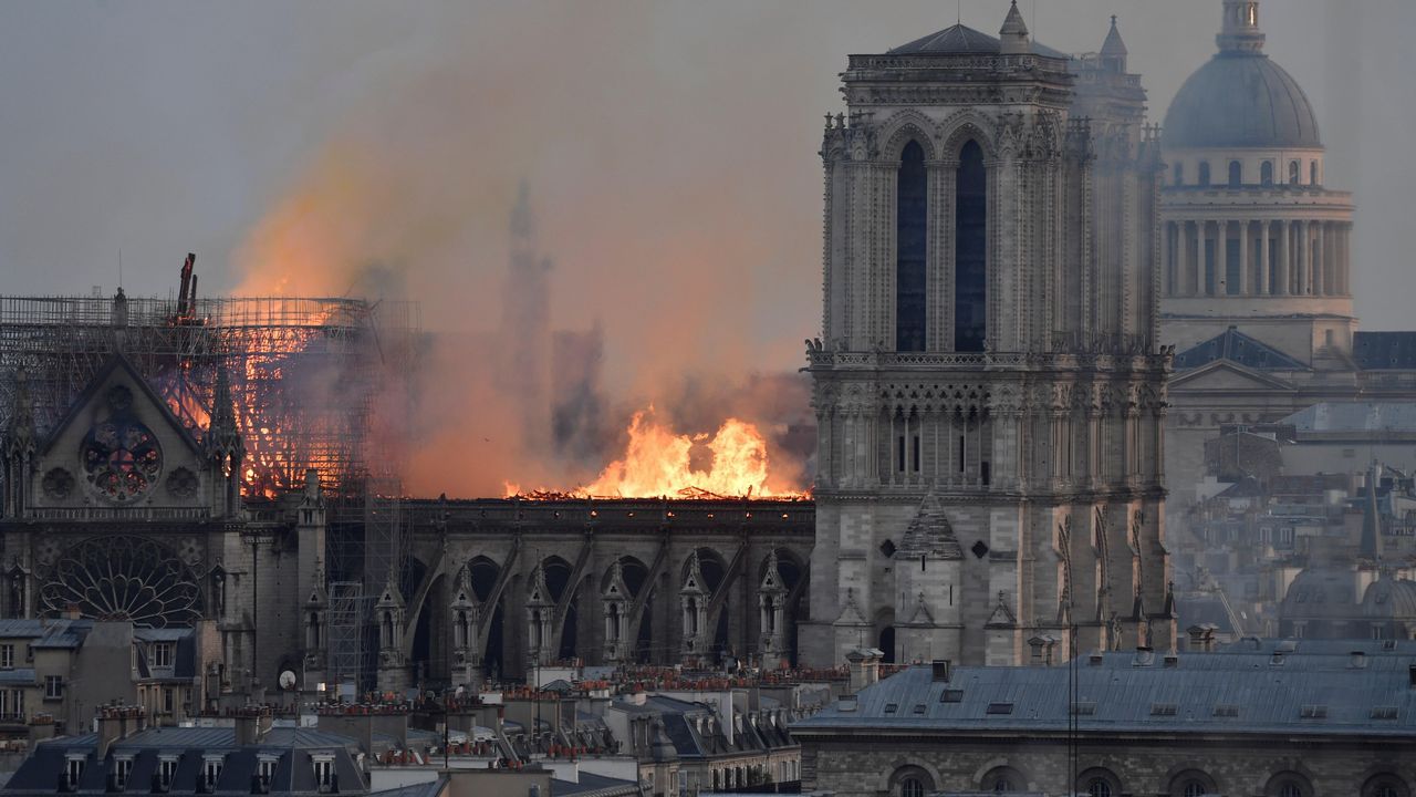 Unos bomberos dentro de la Catedral de Notre Dame