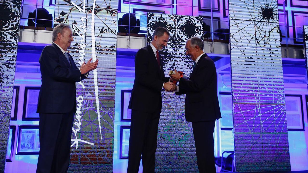 Felipe VI entrega al presidente luso el galardón