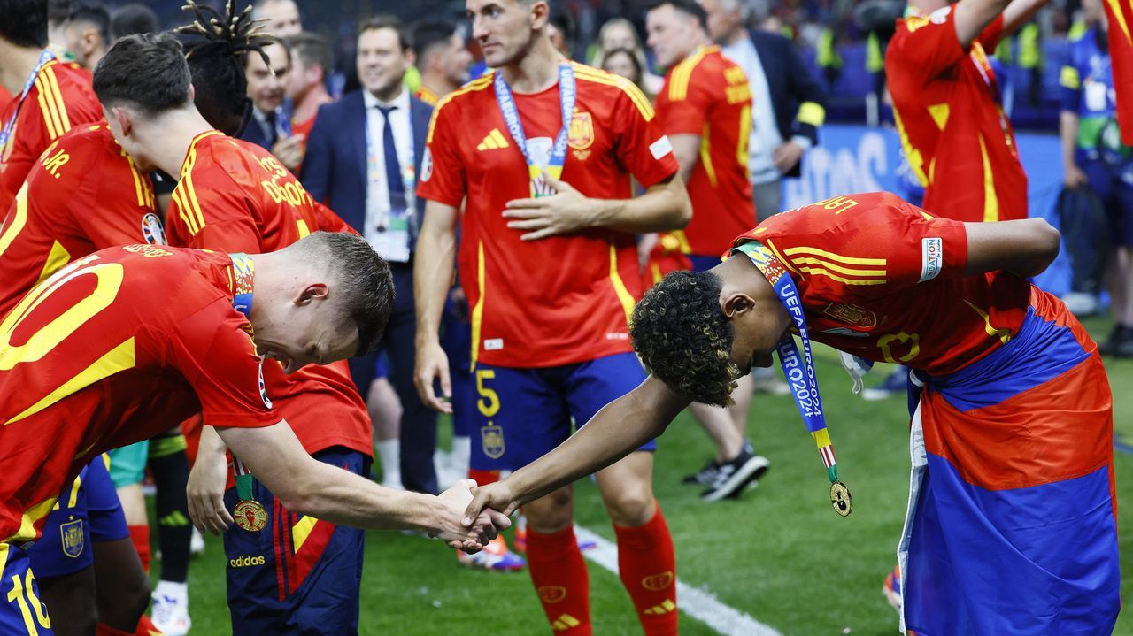 Espa�a se proclam� campeona de la Eurocopa 2024 en Alemania. En la imagen, el gallego Joselu levanta el t�tulo. 15/07/2024