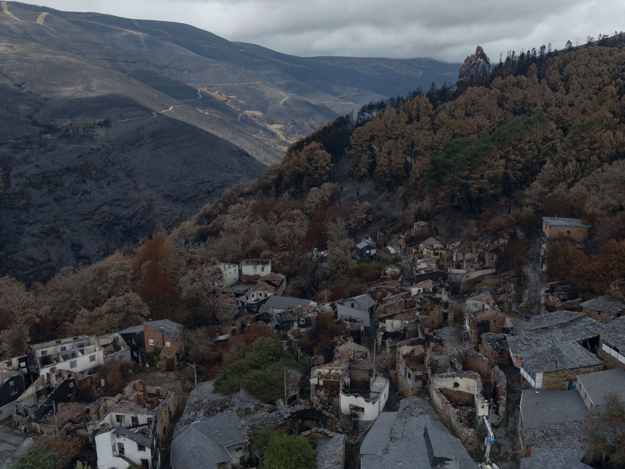Aldea de Cernego en Vilamartn de Valdeorras, destruida, tralo paso do incendio. 02/09/2025