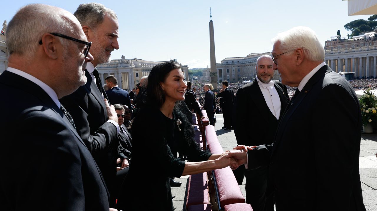 Los reyes Felipe (2i) y Letizia (c) saludan al presidente de Alemania, Frank-Walter Steinmeier, en la plaza de San Pedro donde asisten al funeral por el papa Francisco, este s�bado