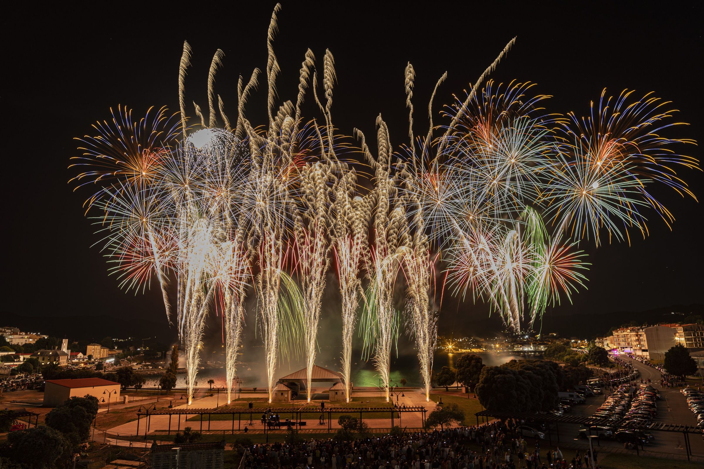 Explosin de luz e cor nos fogos artificiais de Cee. 16/08/2024