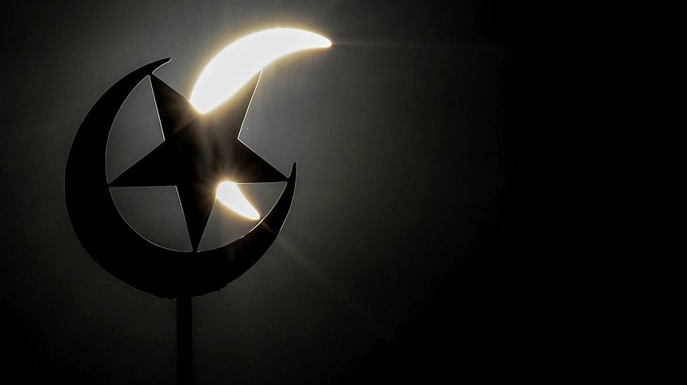 Imagen del eclipse desde una playa de Indonesia.