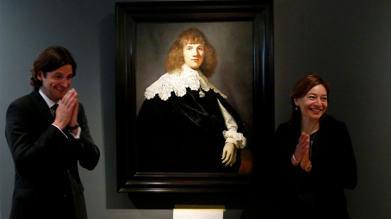 .El historiador Jan Six junto a la directora del Museo Hermitage de Amsterdam, Cathelijne Broers, junto al cuadro atribuido a Rembrandt