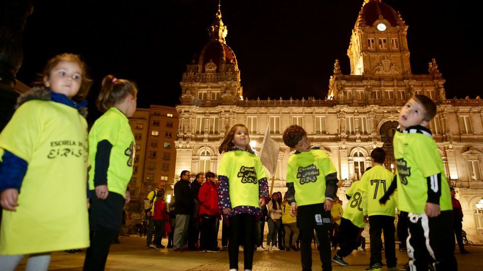 Niños del equipo de fútbol EIRIS entrenando en la plaza de María Pita para protestar por la falta de luz en su campo