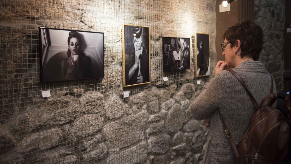 El fotógrafo corcubionés Senén Insua, inaugurando la exposición Femme en la Capela do Pilar