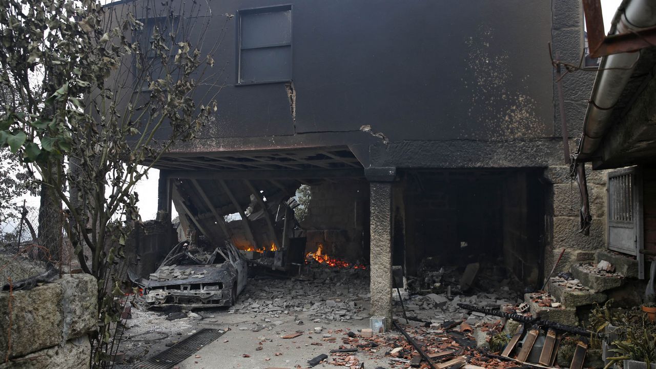 Casas quemadas en Moces (Concello de Melón) a causa del incendio forestal.