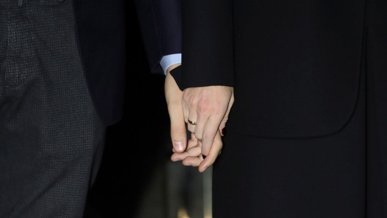 Alonso Aznar (el de la izquierda) hijo del expresidente del Gobierno José María Aznar a su llegada