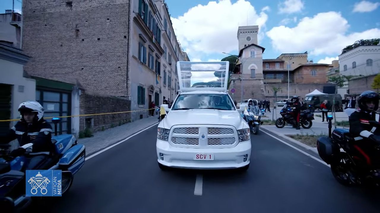 El papam�vil recorre las calles de Roma