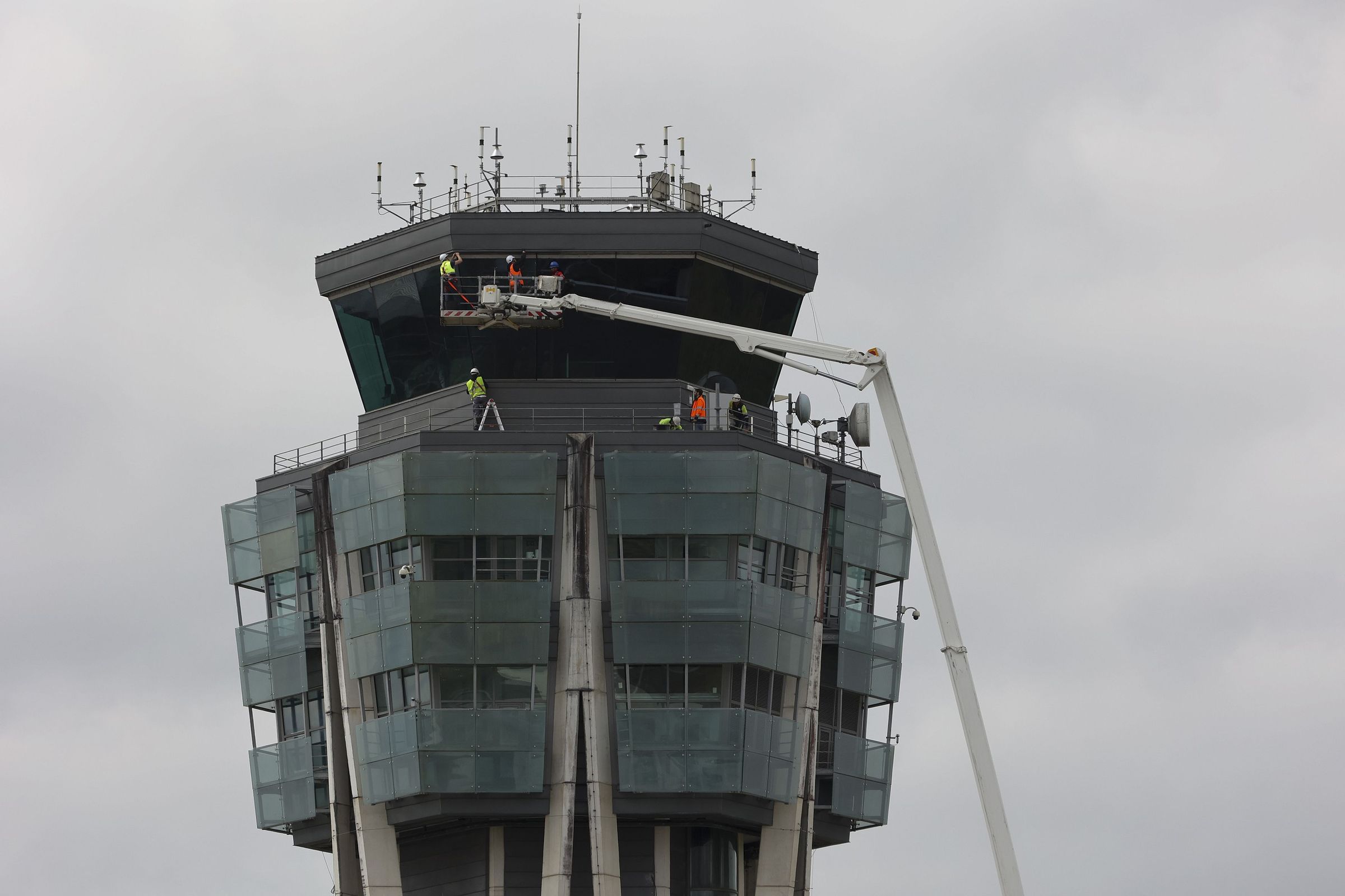 Cambio de un cristal da torre de control do aeroporto Rosala de Castro (Lavacolla). 06/06/2024