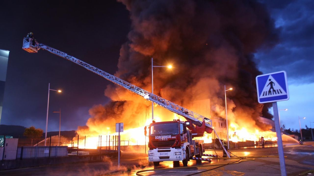 Así amaneció tras el incendio la fábrica de bolsas de papel de Narón