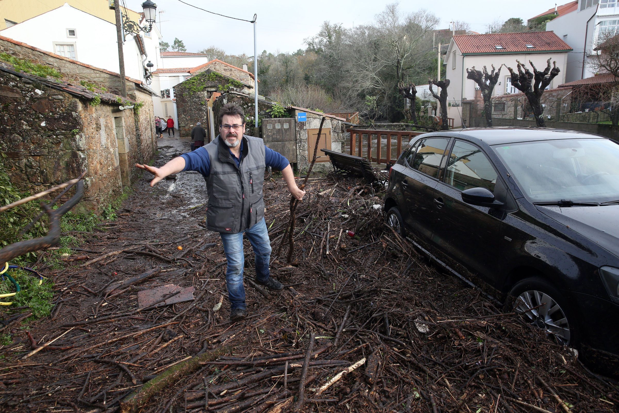 Danos do temporal en A Crocha, Pobra do Carami�al. Fac�a m�is de 52 anos que os veci�os non viv�an algo semellante. 09/01/2025