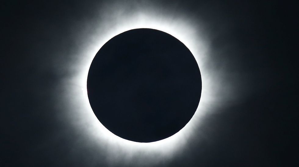 Imagen del eclipse desde una playa de Indonesia.