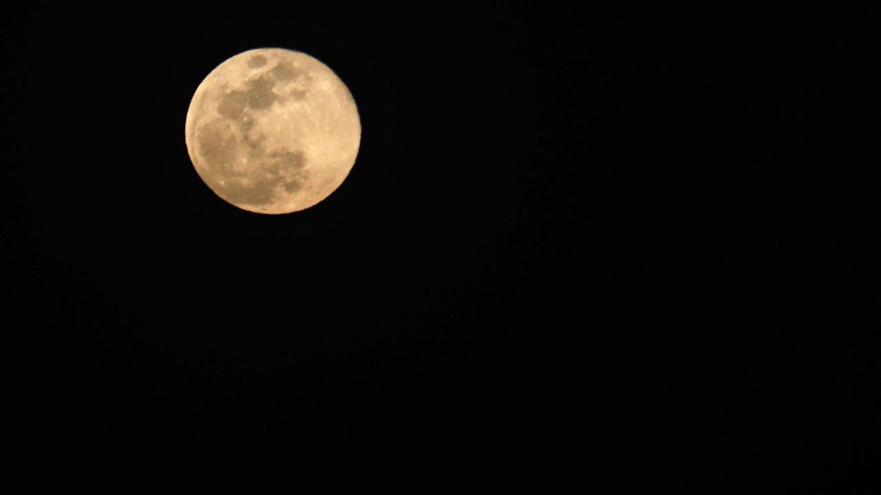 Una imagen de archivo de la luna, tomada el pasado 3 de enero. El 22 % de los espa�oles no creen que el ser humano haya llegado al sat�lite terrestre.