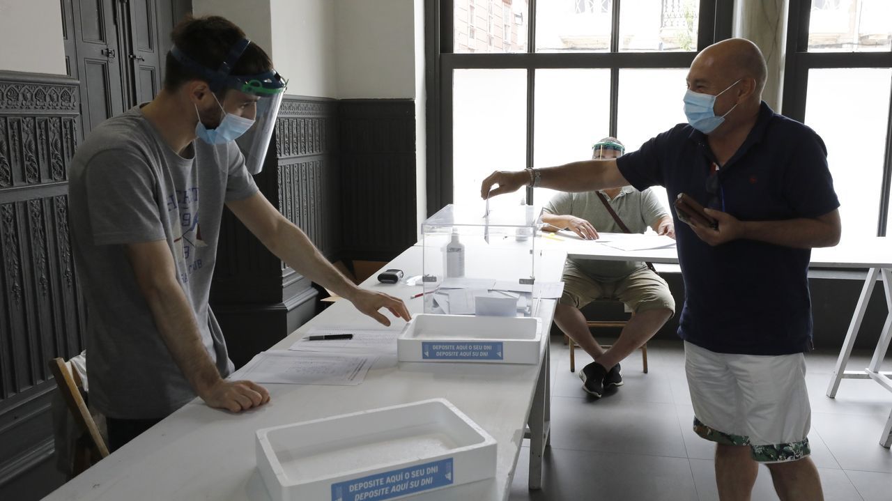 Por el coronavirus, Viveiro reubicó dos mesas electorales en la casa consistorial, donde en algunos momentos se formaron colas