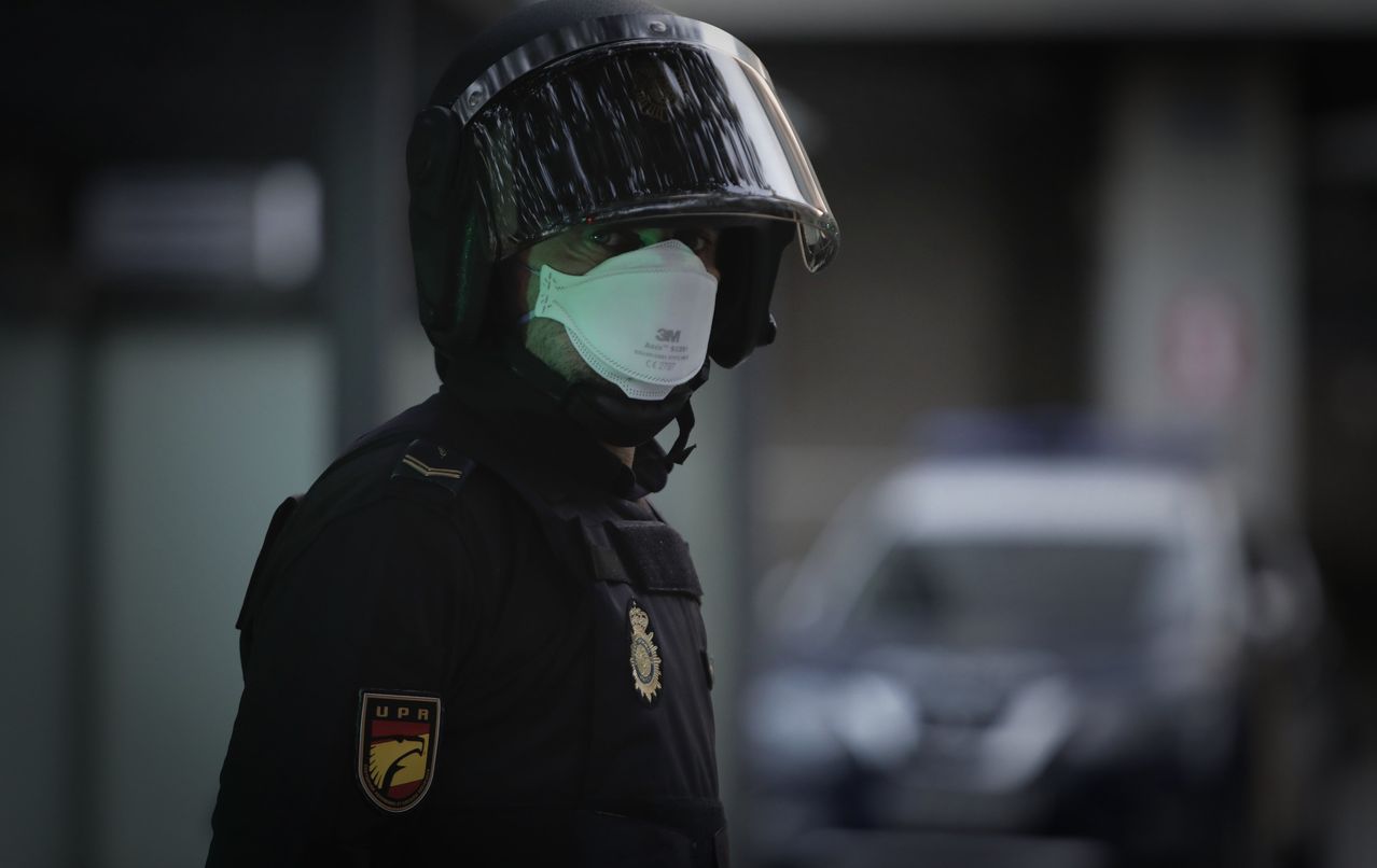 Polic�a Nacional en el reparto de mascarillas sanitarias a la poblaci�n.