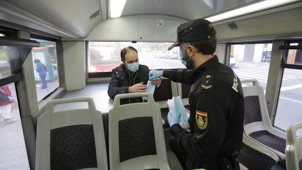 En A Coruña, como en otras ciudades, las Fuerzas y Cuerpos de seguridad estuvieron repartiendo mascarillas en el transporte público
