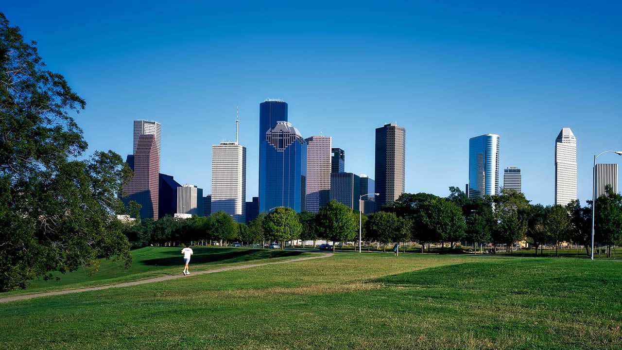 Estbaliz Veiga (izquierda) y Mariana Carballal protagonizaron la pelcula de Adriana Pramo rodada en el restaurante Galicia de Londres