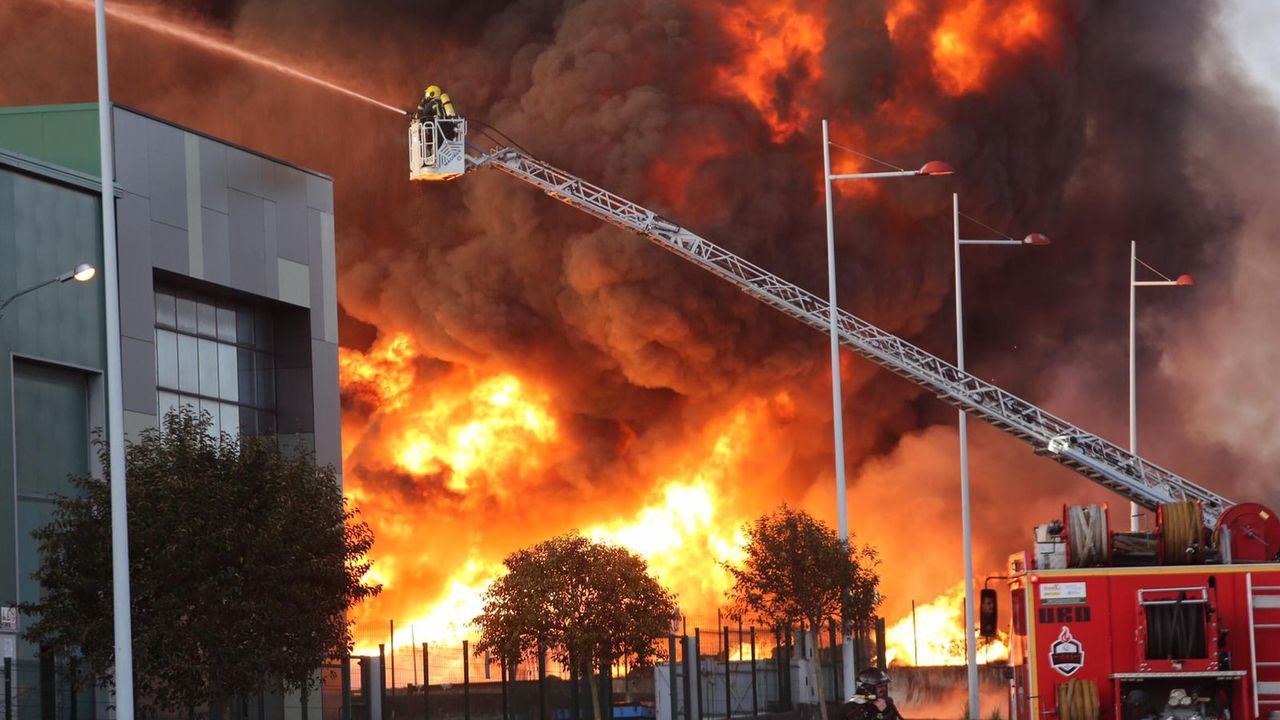 Así amaneció tras el incendio la fábrica de bolsas de papel de Narón