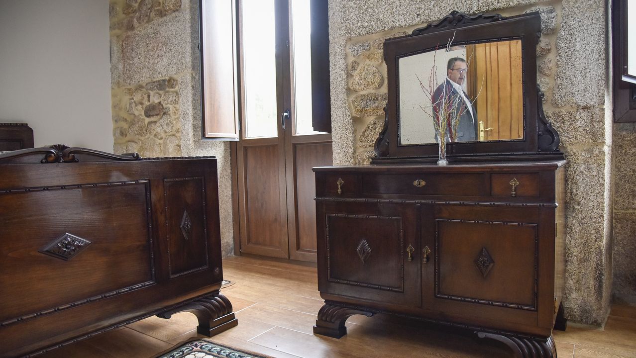 Casa de Horta, una de las viviendas más exclusivas de la comarca, nos abre sus puertas.En la mayoría de los dormitorios se han restaurado los muebles antiguos de la familia. Alguna de las camas tiene alrededor de 70 años y perteneció a los abuelos del actual propietario