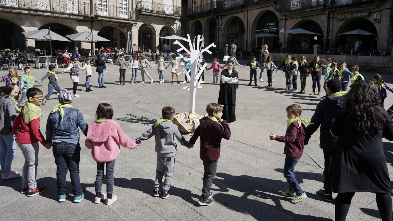 Dá da Poesía en Ourense con casi 400 alumnos en la Praza Maior y las escalinatas de Santa María Nai