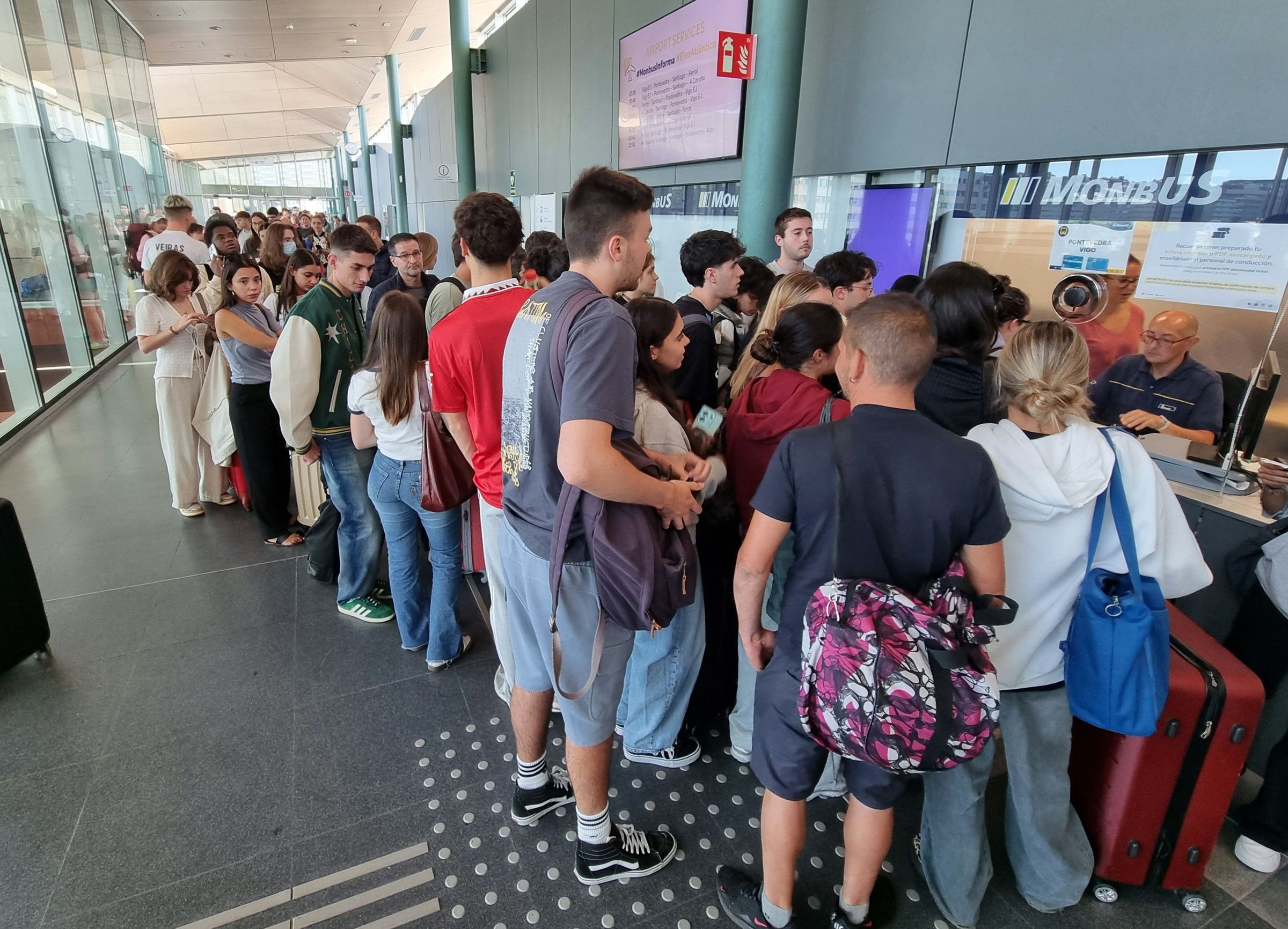 Largas colas na estacin de autobuses o primeiro venres do curso universitario en Santiago. 13/09/2024