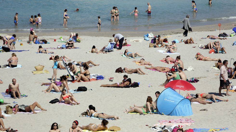 Bañistas en la playa de Riazor, en A Coruña