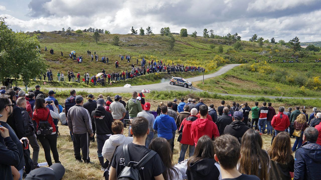 A todo gas en el pueblo de Barroso.La curva del Cruceiro fue un buen escenario para disfrutar del Rali de Ourense