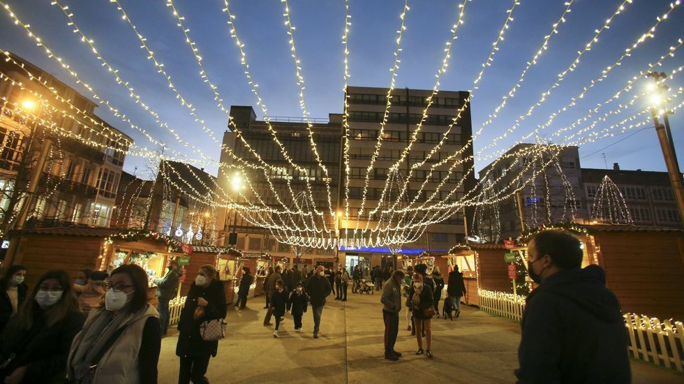 Mercado navideño e iluminación ornamental en la plaza de Armas