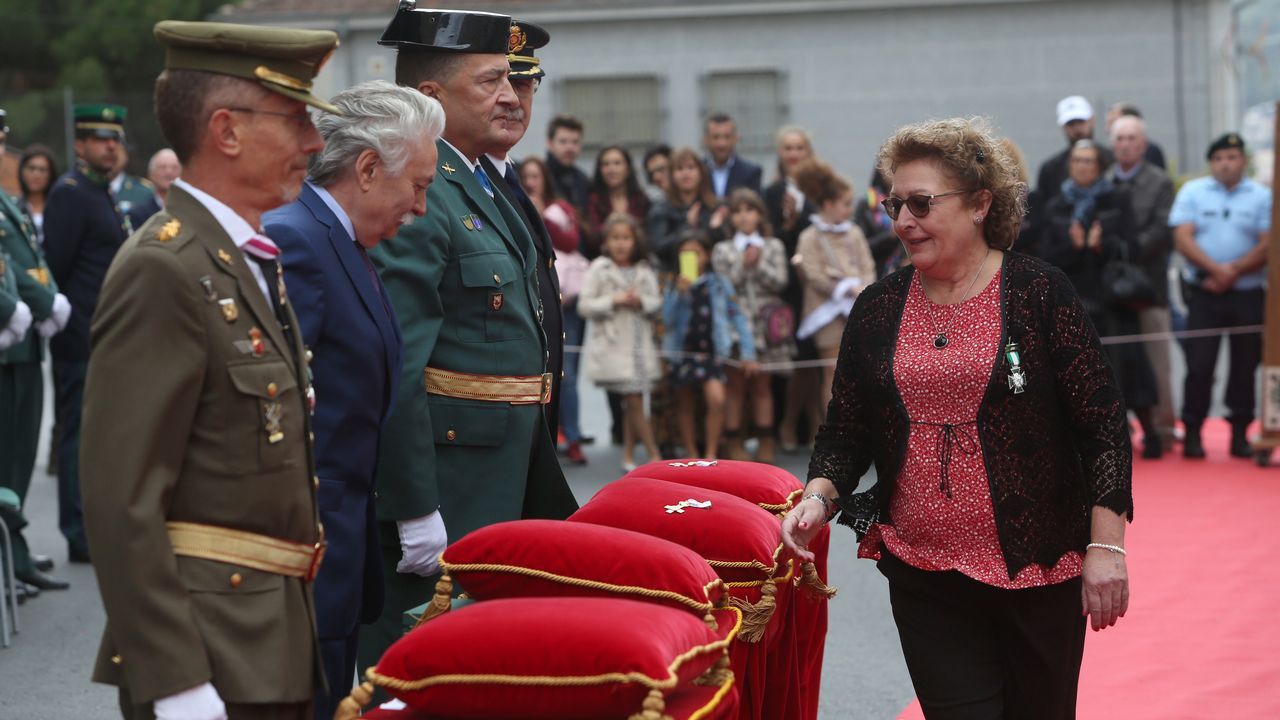 ACTO INSTITUCIONAL CASTRENSE DEL DÍA DEL PILAR.La funcionaria María del Carmen Fernández García fue distinguida con la cruz con distintivo blanco, ingresando en la orden del mérito de la Guardia Civil