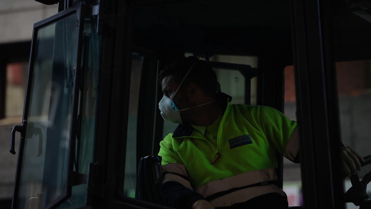 Policía Local y Nacional reparten mascarillas a los usuarios de los autobuses en Pontevedra