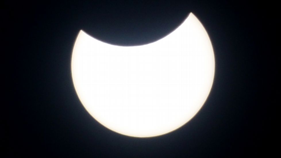 Un niño ve el eclipse desde Yakarta, Indonesia.