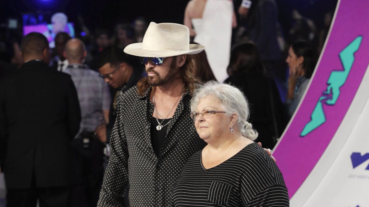 Billy Ray Cyrus y Susan Bro, madre de Heather Heyer